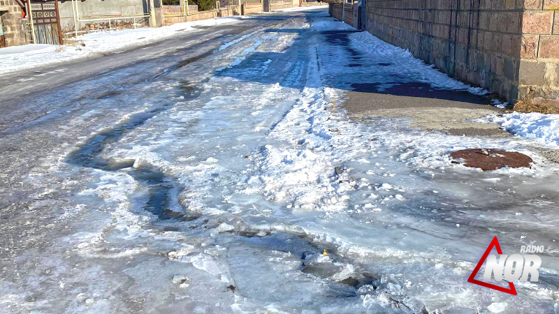 Авария на водопроводе превратила дорогу в каток