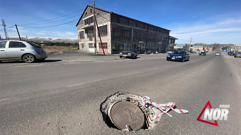 Проваленный колодец на центральной улице Свободы может стать причиной ДТП