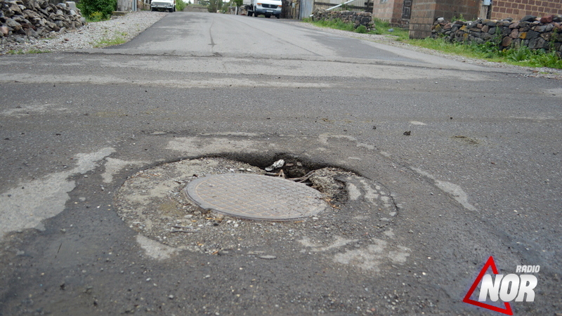 Канализационный люк на улице Руставели представляет опасность