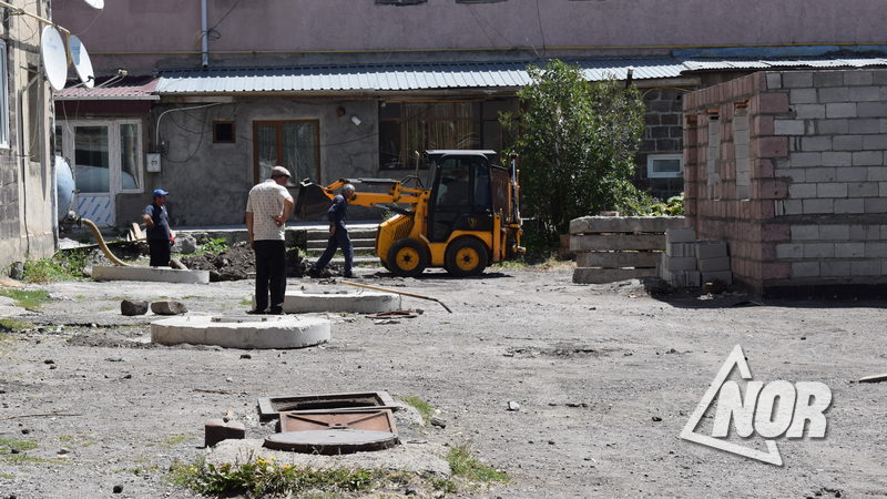 Заменены люки во дворе пятиэтажного дома