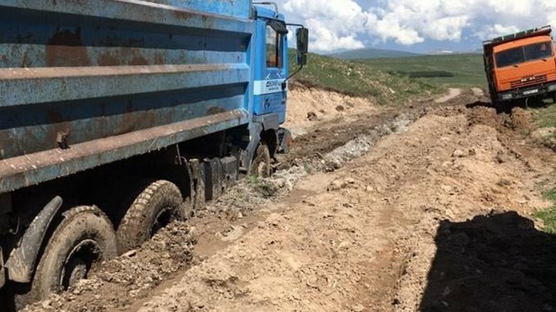 Грузовики застряли на дороге песчаного карьера