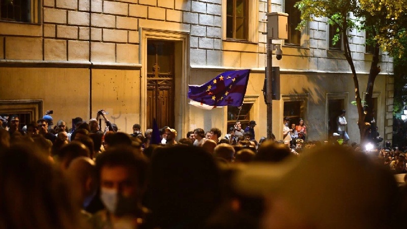 Ночь протестов в Тбилиси: задержаны 63 человека, пострадали 6 полицейских