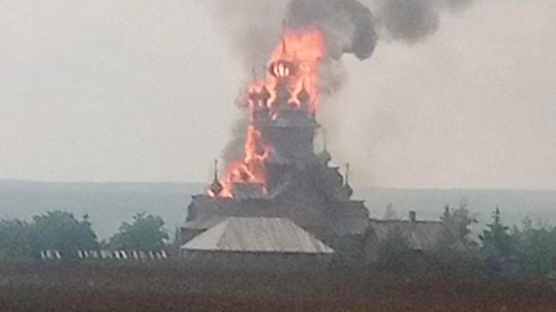 В результате российской бомбардировки горит Святогорский монастырь