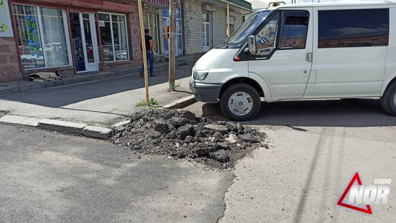 После асфальтирования строительный мусор оставлен на обочинах дорог