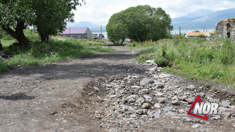 На улицах села Паравани работы по засыпке не осуществлены. Почему?