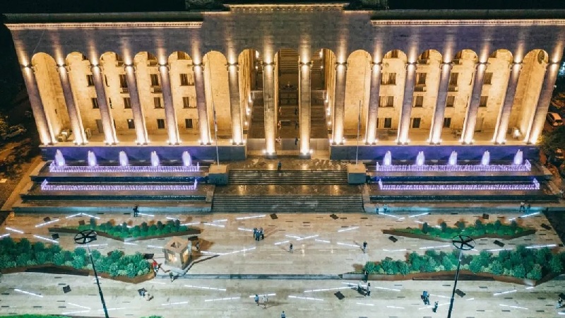 Мэрия Тбилиси закрывает на ремонт главную протестную локацию у парламента Грузии