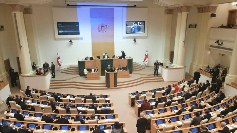 Парламент Грузии утвердил во втором чтении конституционные изменения, согласно которым выборы в 2020 году пройдут по пропорции 120/30