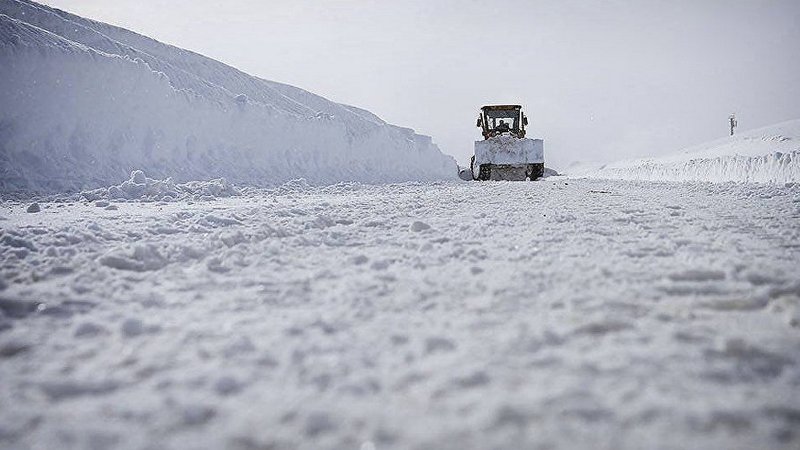 Дорога в сторону села Тория очищается от снега