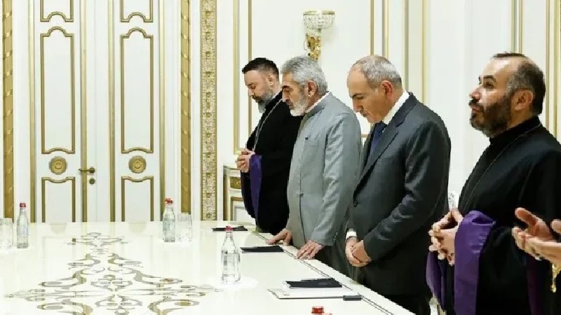 Группа высокопоставленных священнослужителей встала на сторону Пашиняна против католикоса Гарегина II