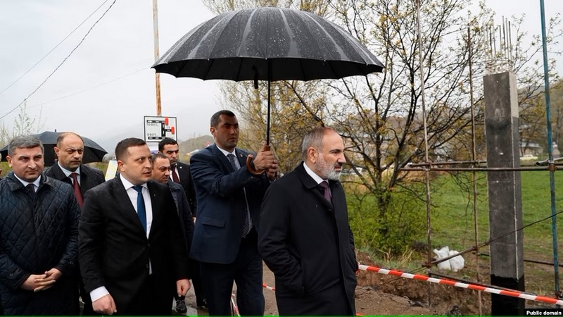 В Армении задержали женщину, бросившую зонт в премьер-министра
