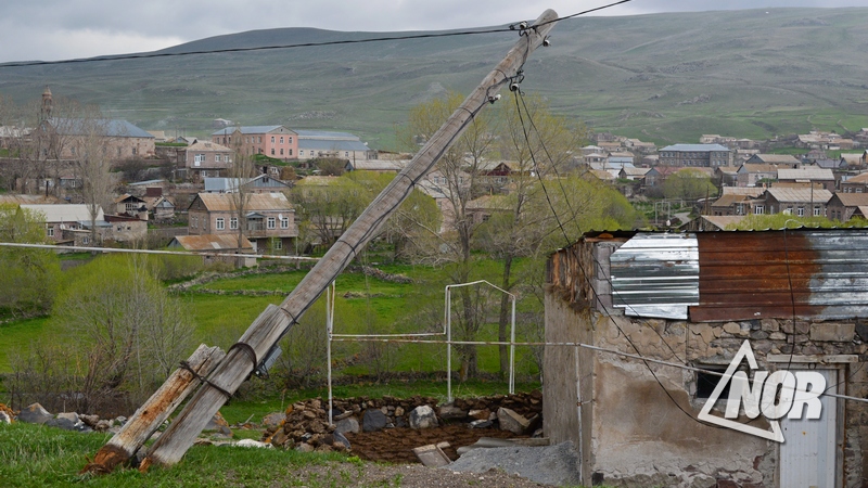 Ураганный ветер сорвал крыши домов в селе Эштия