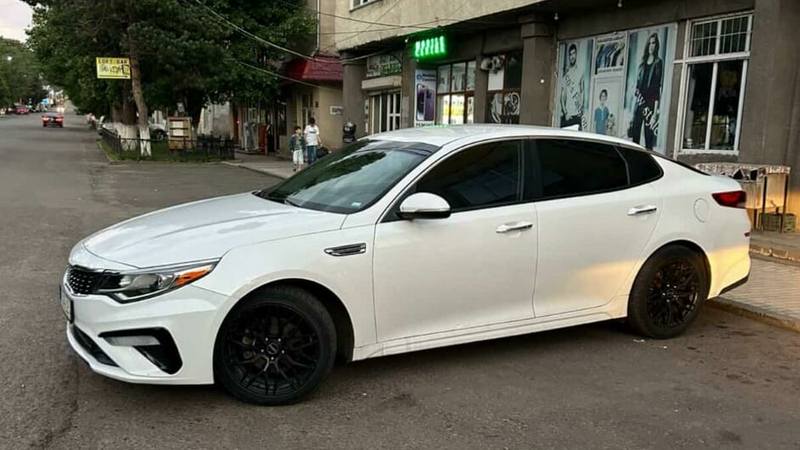 Продается машина марки Kia Optima,571 24 64 94