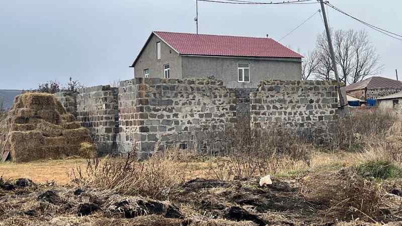 В селе Джиграшен около школы продается недостроенный дом,15 сот и 70 сот земли,574 14 74 56