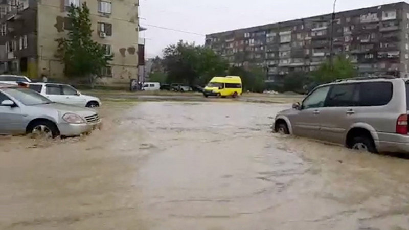 Затоплены дороги и дома городе Рустави/видео