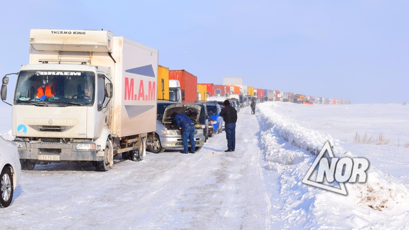 На границе России и Грузии стоят около 3,4 тыс грузовиков