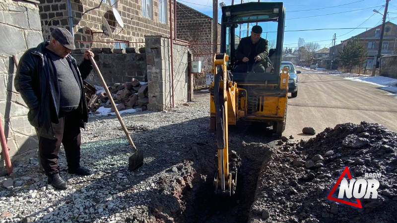 Прорыв водопровода на улице Церетели города Ниноцминда привел к затоплению улицы