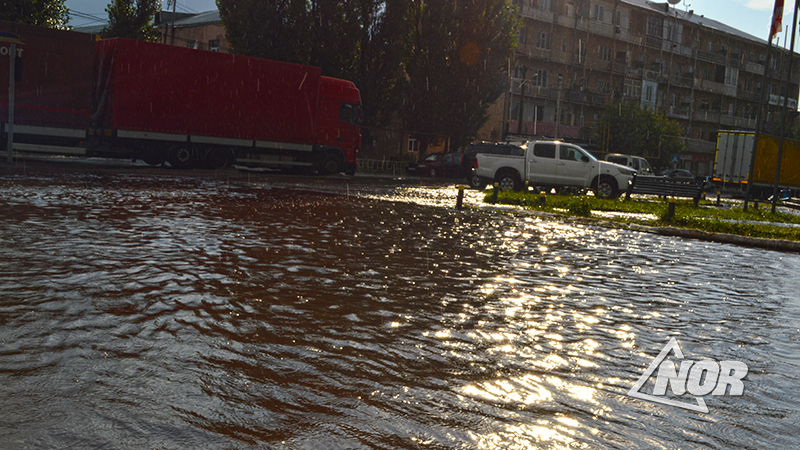 Град и сильный дождь затопили дома и улицы Ниноцминды