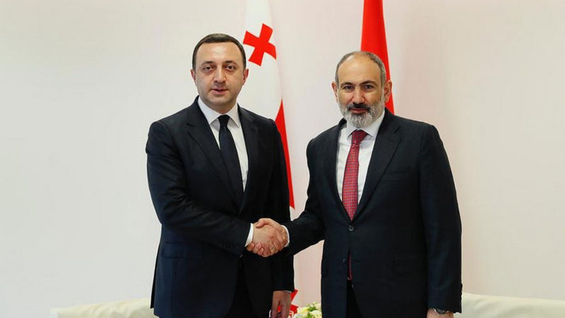 Премьеры Армении и Грузии обсудили положение в регионе по телефону
