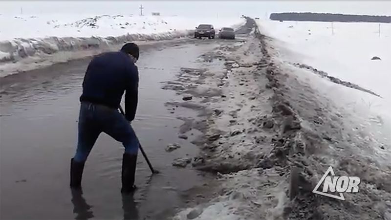 Житель села Ждановакан облегчил путь, создав канаву для отвода воды