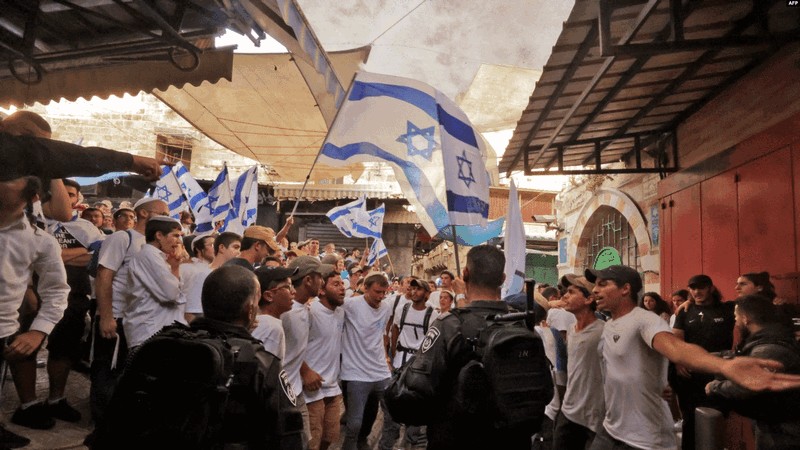 В Иерусалиме день флага было стычка между арабами и евреями массовые беспорядки
