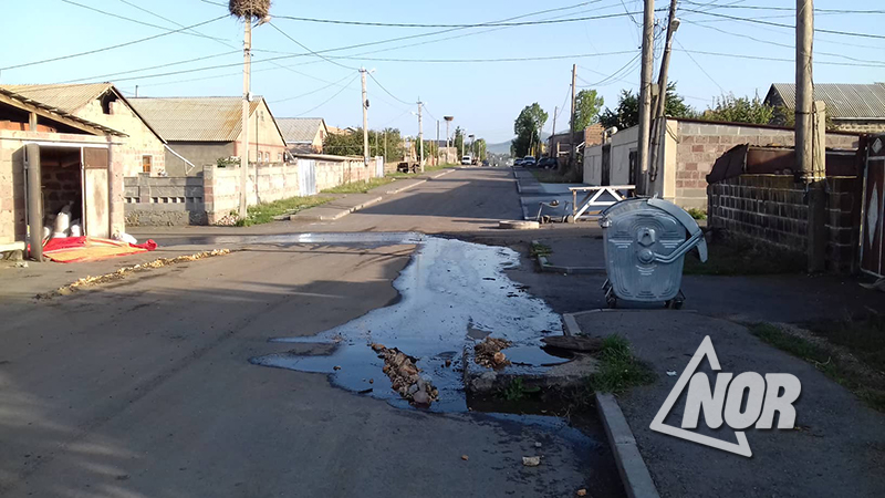 На улице Ереванская засорилась канализационная линия