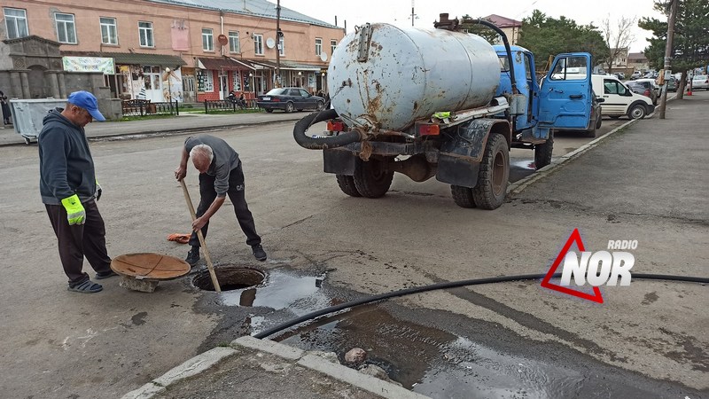 Проводится устранение засоренного канализационного люка на улице Пушкина