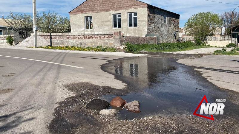 Канализационные воды затопили улицу Лермонтова