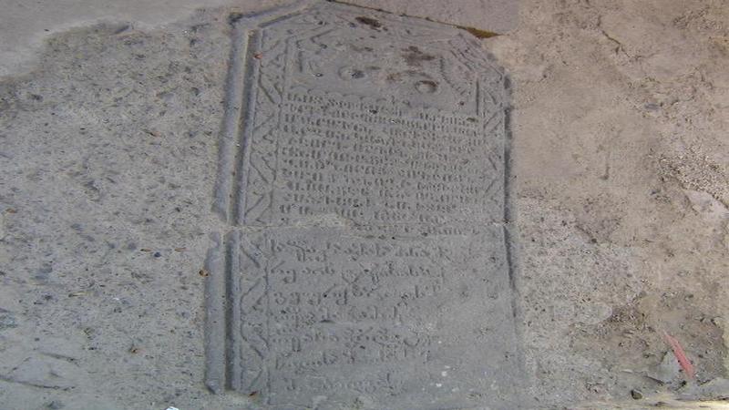 В Тбилиси обнаружили мраморные надгробия с армянскими надписями