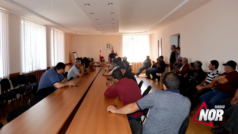 Жители села Сагамо с волнующими вопросами встретились с руководством муниципалитета
