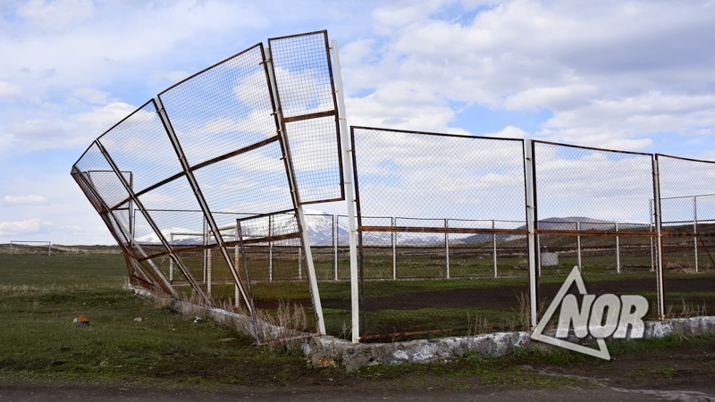 Развалилась ограда мини-стадиона села Мамзара/фото