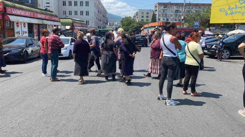 Уличные торговцы перекрыли дорогу в центре Тбилиси