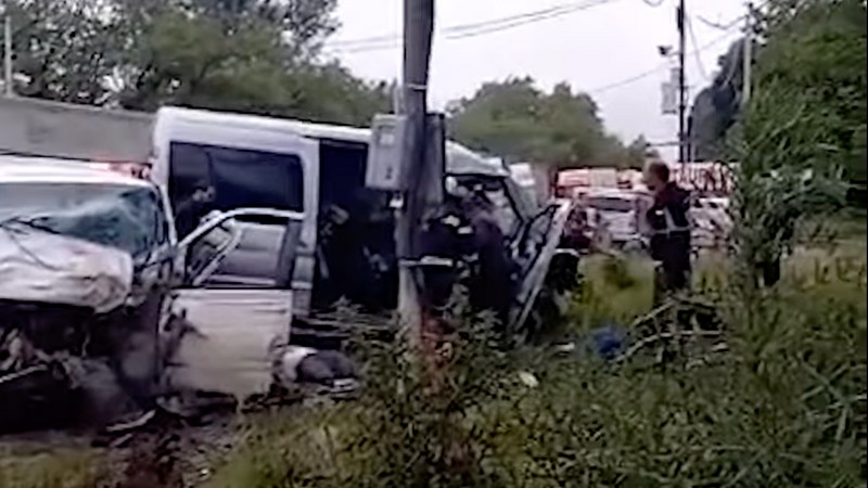СМИ сообщили об одном погибшем и 13 пострадавших в ДТП близ Мцхета